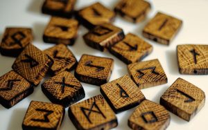 Lee más sobre el artículo Runas vikingas, símbolos de poder y protección en la cultura nórdica