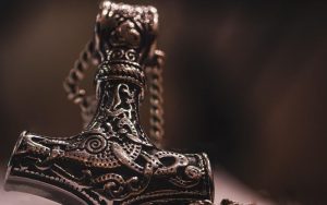 Lee más sobre el artículo Joyas inspiradas en la mitología nórdica para amantes de los tesoros vikingos